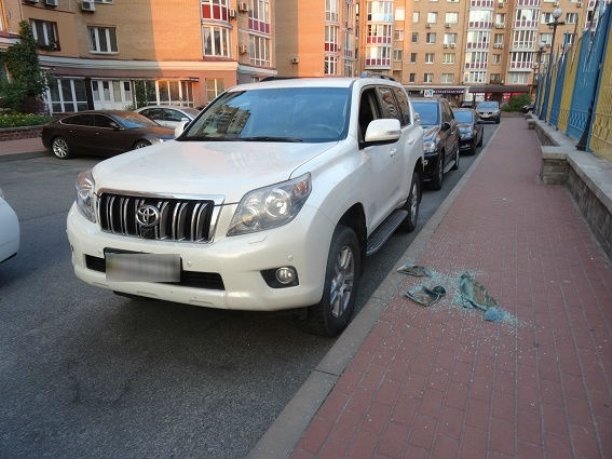 <p>Правоохоронці виявили три іномарки з розбитим склом. Фото: kyiv.npu.gov.ua</p>