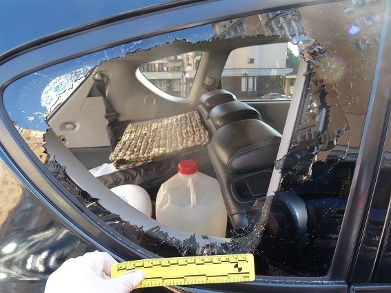 Правоохранители обнаружили три иномарки с разбитым стеклом. Фото: kyiv.npu.gov.ua