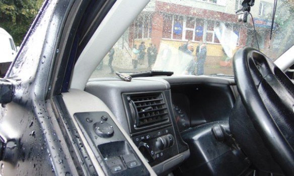 В Ровно злоумышленники украли из авто сумку с почти миллионом гривен, фото: ГУ НП в Ровенской области
