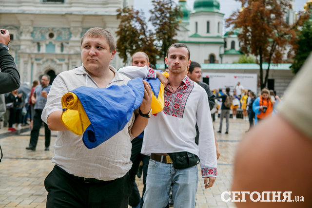 Развертывание гигантского флага Украины. Фото: Д.Павлов