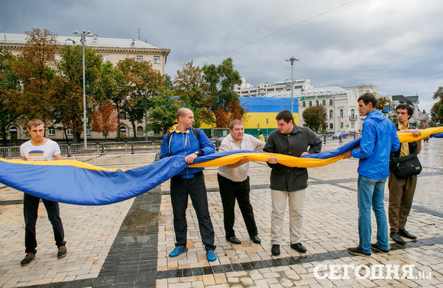Развертывание гигантского флага Украины. Фото: Д.Павлов