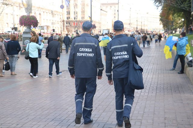 Спасатели охраняют спокойствие киевлян. Фото: facebook.com/DSNSKyiv