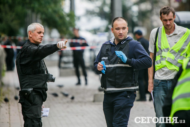 Эксперты обследуют место взрыва | Фото: Данил Павлов