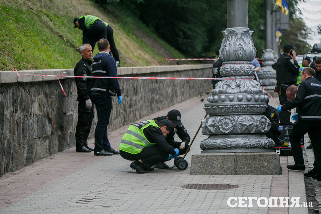 Эксперты обследуют место взрыва | Фото: Данил Павлов