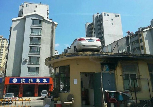 В Китае машину злостной нарушительницы парковки переставили на крышу здания. Фото: thesun.co.uk