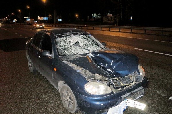 Женщина погибла под колесами авто. Фото: fakty.ua