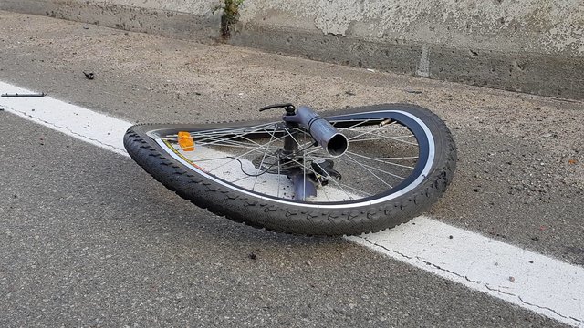 В Киеве водитель BMW сбил насмерть велосипедиста | Фото: Влад Антонов