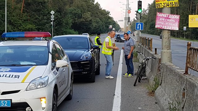 В Киеве водитель BMW сбил насмерть велосипедиста | Фото: Влад Антонов
