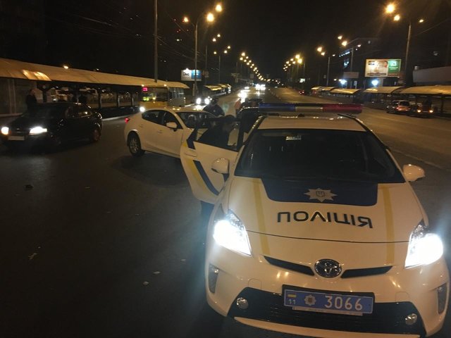 В Киеве водитель устроил масштабное ДТП, "обмывая" покупку авто, фото Виталий