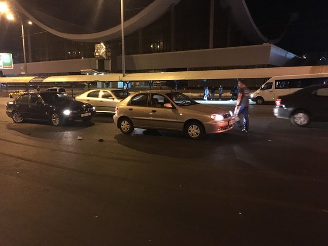 В Киеве водитель устроил масштабное ДТП, "обмывая" покупку авто, фото Виталий