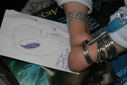 Вопреки. Рисует Лена, зажав ручку между кольцами, которые сняла в детдоме с гардин, фото Ю. Андрианова