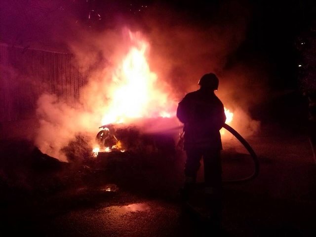<p>Автомобіль згорів вщент. Фото: facebook.com/DSNSKyiv</p>