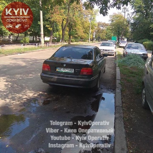 После беседы с жителями дома парни сели в BMW и быстро уехали. Фото: facebook.com/KyivOperativ