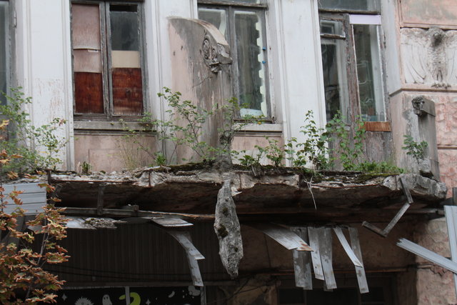 Рухнувший балкон. В доме сейчас проживают девять человек, среди них — малолетние дети | Фото: Григорий Салай