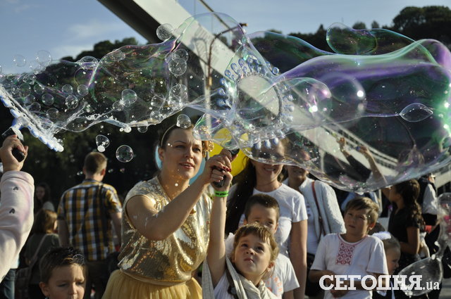 Праздник мыльных пузырей на Пешеходном мосту. Фото: Мила Князьская-Ханова