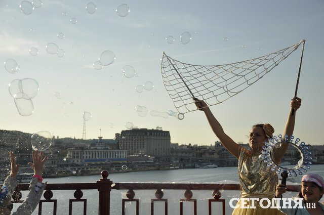 Праздник мыльных пузырей на Пешеходном мосту. Фото: Мила Князьская-Ханова