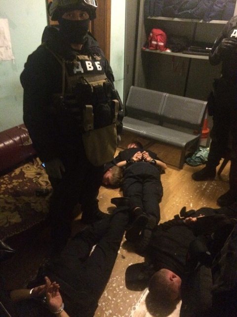 "Оборотней в погонах" задержали во время очередного ограбления. Фото: Прокуратура Киева
