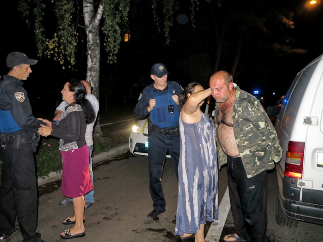 Шумная компания напала на прибывших патрульных. Фото: А.Ракитин