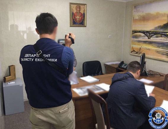 Чиновника поймали на взятке. Фото: Департамент защиты экономики Нацполиции Украины