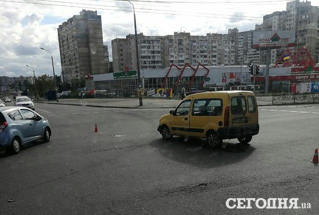 <p>У Києві зіткнулися кілька машин. Фото: Олександр</p>