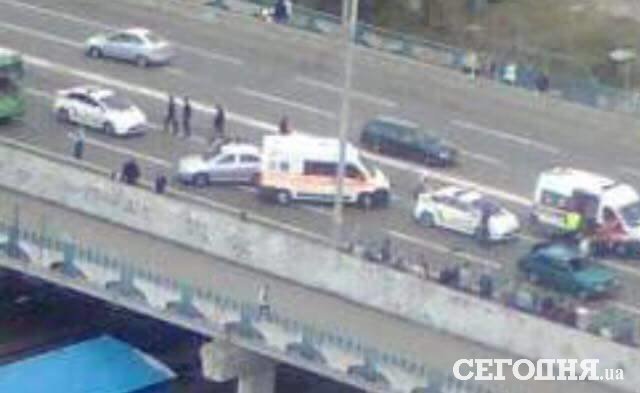<p>У Києві зіткнулися кілька машин. Фото: Олександр</p>