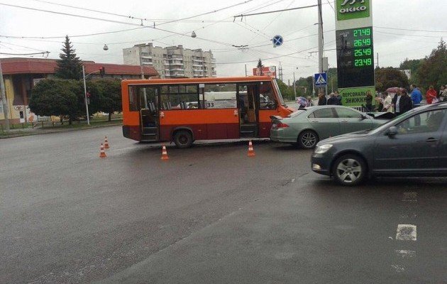 Во Львове маршрутка врезалась в авто, фото facebook.com/igor.zinkevych