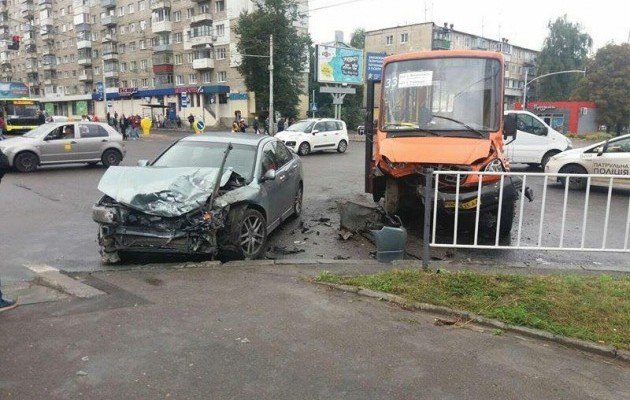 Во Львове маршрутка врезалась в авто, фото facebook.com/igor.zinkevych