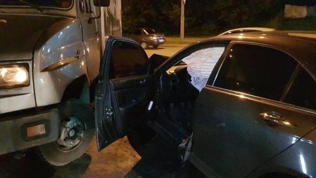 В Киеве водитель на высокой скорости "влетел" в сломанный грузовик | Фото: Влад Антонов