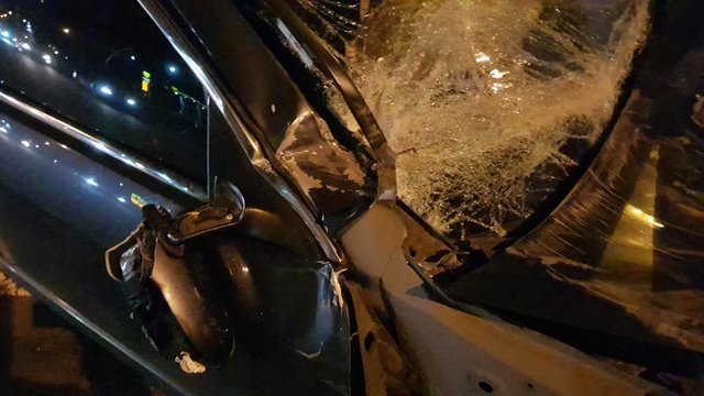 В Киеве водитель на высокой скорости "влетел" в сломанный грузовик | Фото: Влад Антонов