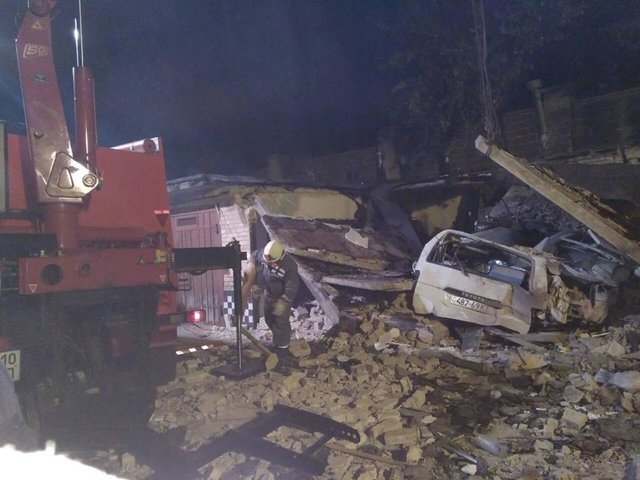 Взрыв разрушил гараж. Фото: пресс-служба "Киевской службы спасения"