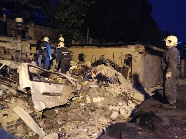 Взрыв разрушил гараж. Фото: пресс-служба "Киевской службы спасения"