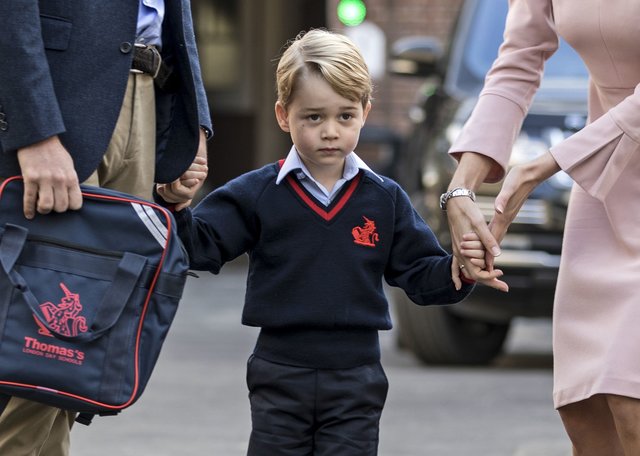 Британский принц Джордж пошел в школу, фото AFP