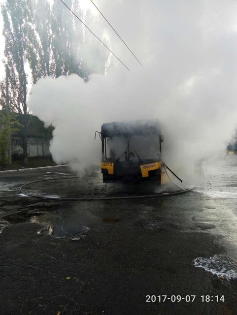 В Киеве в депо сгорел троллейбус, фото dsns.gov.ua