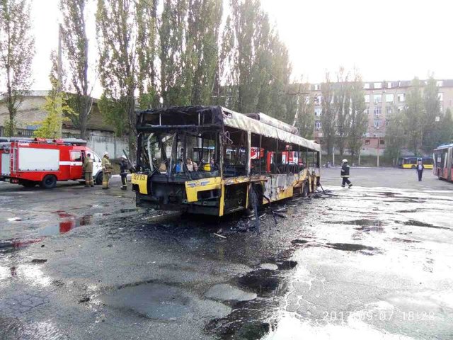 <p>У Києві в депо згорів тролейбус, фото dsns.gov.ua</p>