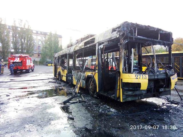 <p>У Києві в депо згорів тролейбус, фото dsns.gov.ua</p>