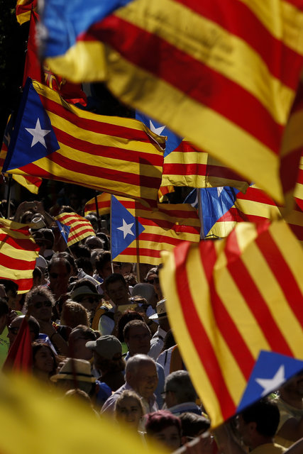 Тысячи людей вышли на улицы в поддержку независимости Каталонии, фото AFP