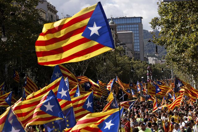 <p>Тисячі людей вийшли на вулиці на підтримку незалежності Каталонії, фото AFP</p>