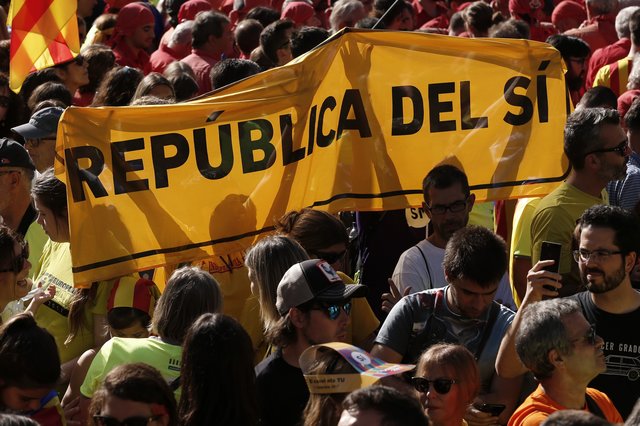 Тысячи людей вышли на улицы в поддержку независимости Каталонии, фото AFP