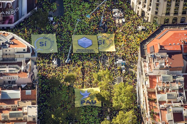 <p>Тисячі людей вийшли на вулиці на підтримку незалежності Каталонії, фото AFP</p>