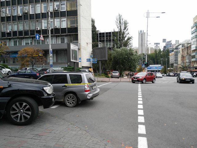 Люди наказывают "героев парковки". Фото: Дмитрий Дерий