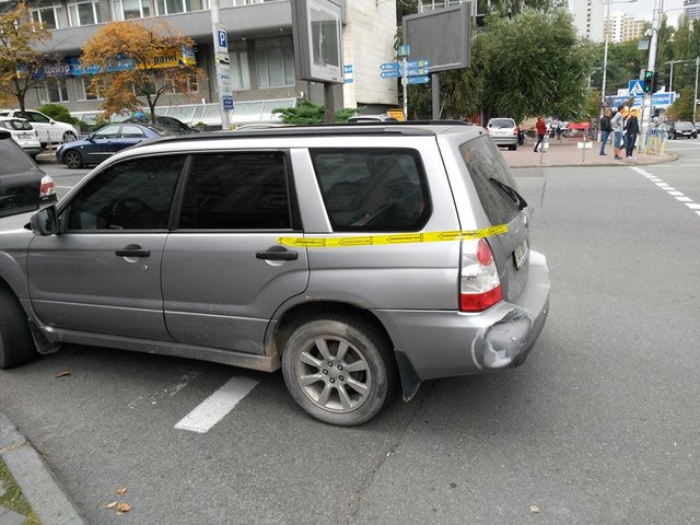 Люди наказывают "героев парковки". Фото: Дмитрий Дерий