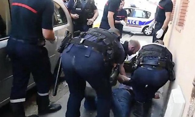 В Тулузе мужчина напал на прохожих и полицейского с криками "Аллах акбар".  Фото: Twitter
