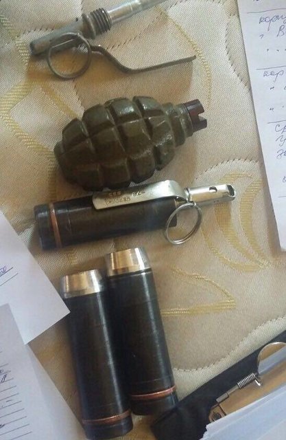 У задержанных изъяли оружие, гранаты, боеприпасы, фото С. Князев/Facebook
