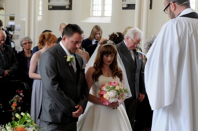 Кэрри Коутс и Йен Хорнер поженились в церкви Святой Троицы. Фото: Mark Robbins Photography