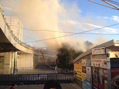 <p>У Києві сталася масштабна пожежа. Фото: Л. Андрощук</p>
