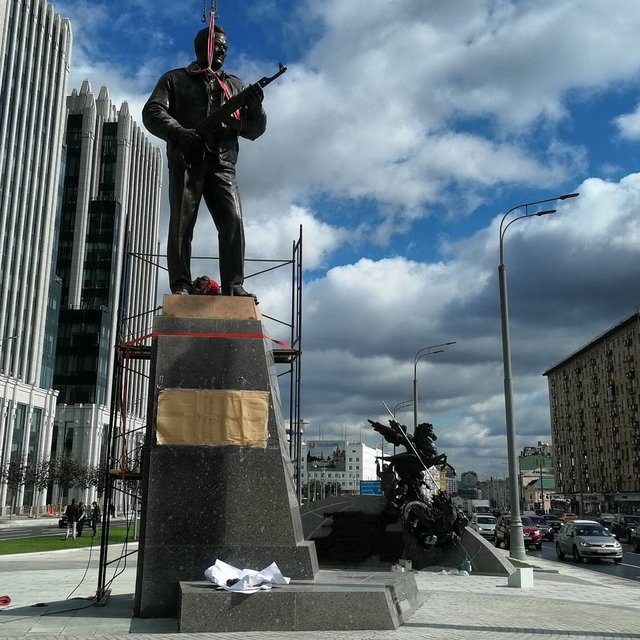 Памятник Калашникову. Фото: instagram.com/mitya_kalinkin, instagram.com/voldema, Юрий Воронцов/