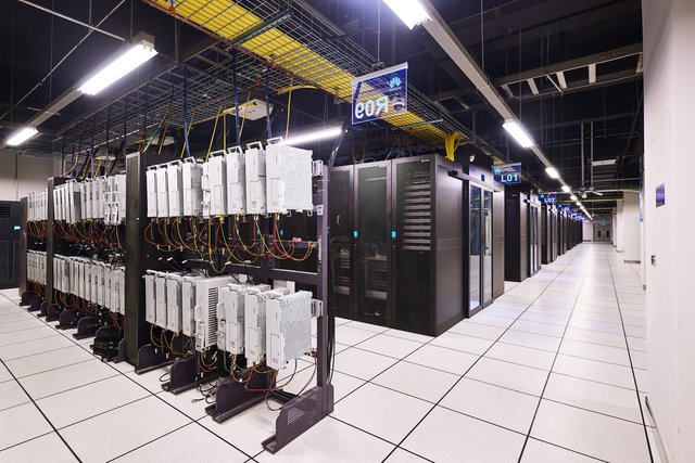 Серверы и АТС. Здесь столько оборудования, что даже удивительно, как все можно использовать. Фото: Huawei