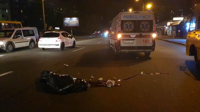 В Киеве пешеход-нарушитель погиб под колесами маршрутки | Фото: Влад Антонов