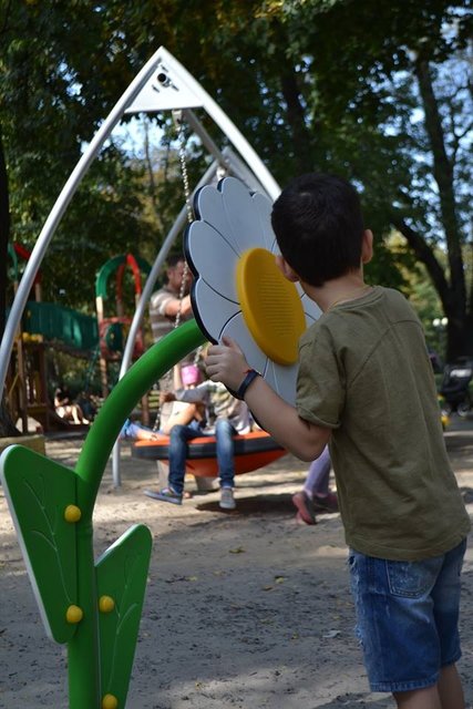 Детскую площадку в Мариинском парке оборудовали инклюзивными элементами. Фото: pechersk.kievcity.gov.ua