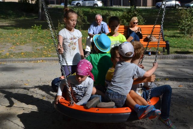 <p>Дитячий майданчик в Маріїнському парку обладнали інклюзивними елементами. Фото: pechersk.kievcity.gov.ua</p>
